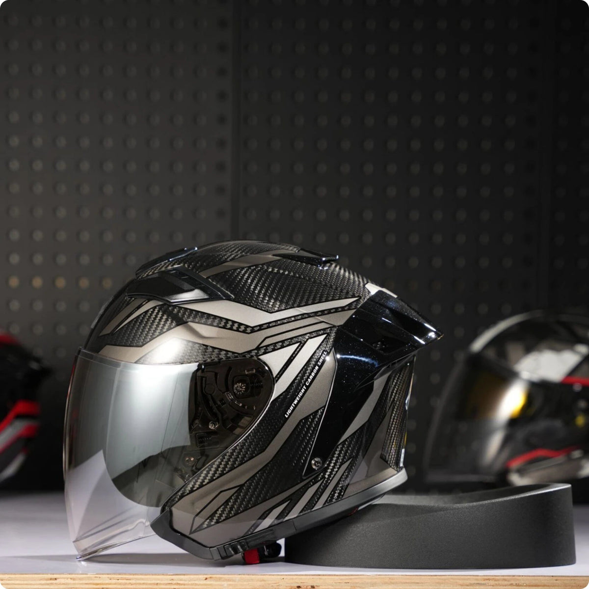Helmet with Dual Visor Aerodynamic Carbon Fiber Helmet Ventilated Blocking for Motorcyclists, Motorcycle Riding