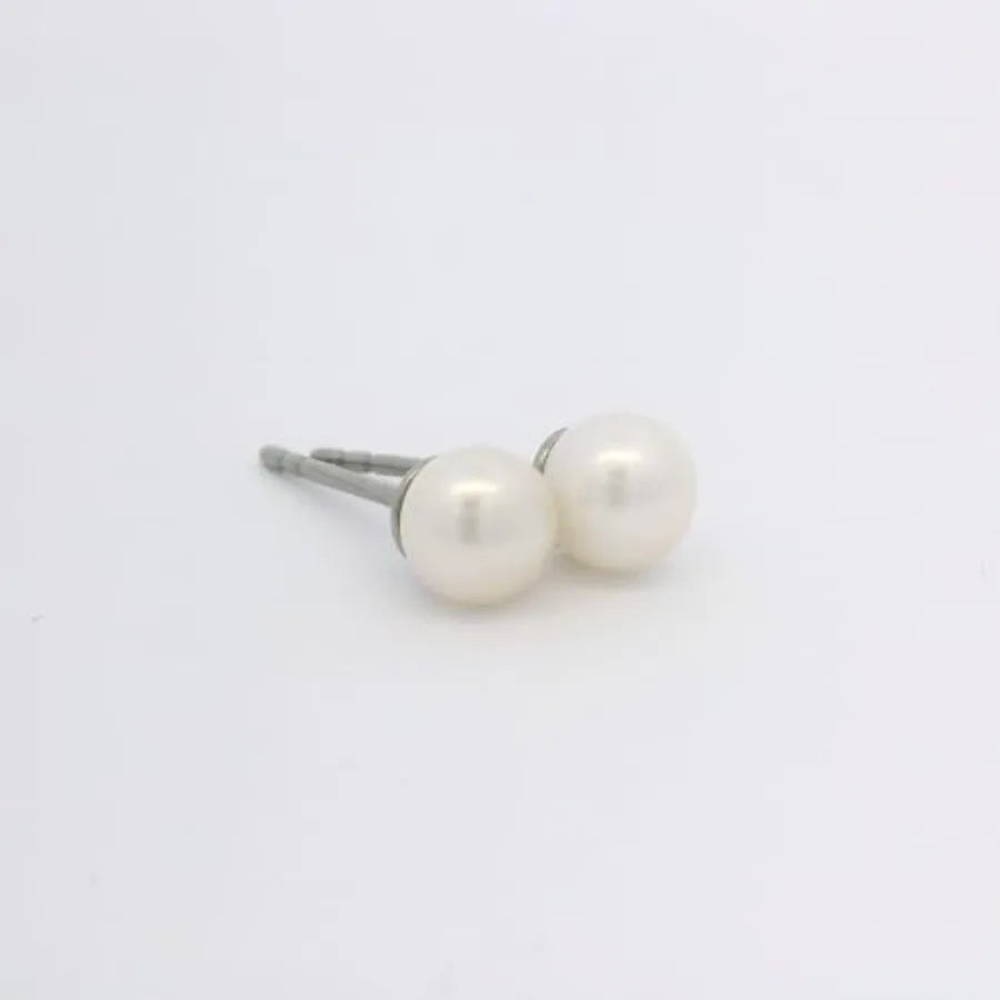 Quality Assurance F136 Pure Ttitanium Hypoallergenic White Freshwater Cultured Pearl Stud Earrings for Women