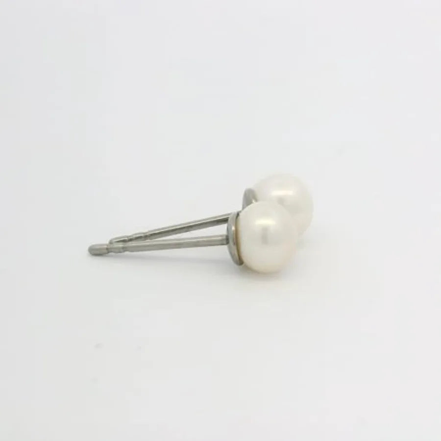 Quality Assurance F136 Pure Ttitanium Hypoallergenic White Freshwater Cultured Pearl Stud Earrings for Women
